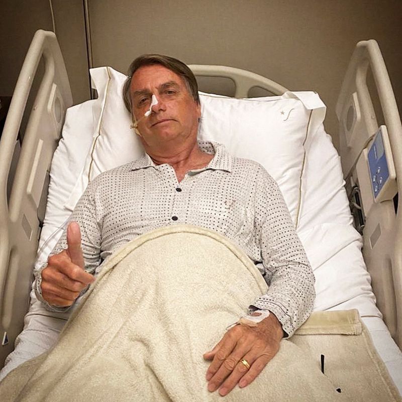 © Reuters. Brazil's President Jair Bolsonaro gestures while being hospitalized due to an intestinal blockage in Sao Paulo, Brazil January 3, 2022 in this picture obtained from social media. @jairbolsonaro via Twitter/via REUTERS  