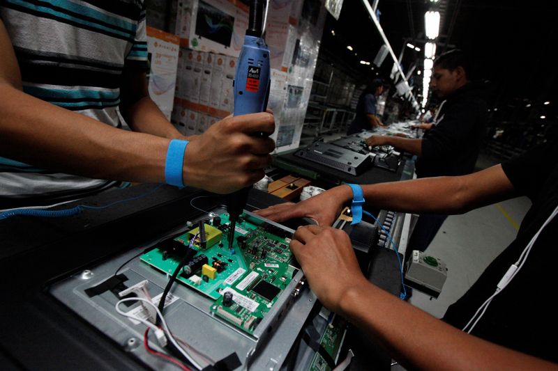 &copy; Reuters. FILE PHOTO: An employee works at an LED TV assembly line at a factory that exports to the U.S. in Ciudad Juarez, Mexico, September 21, 2016. Picture taken September 21, 2016. REUTERS/Jose Luis Gonzalez