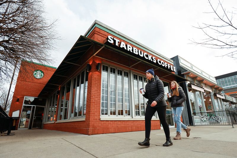 &copy; Reuters. FILE PHOTO: People walk past a Starbucks in Buffalo, New York, U.S., December 7, 2021.  REUTERS/Lindsay DeDario
