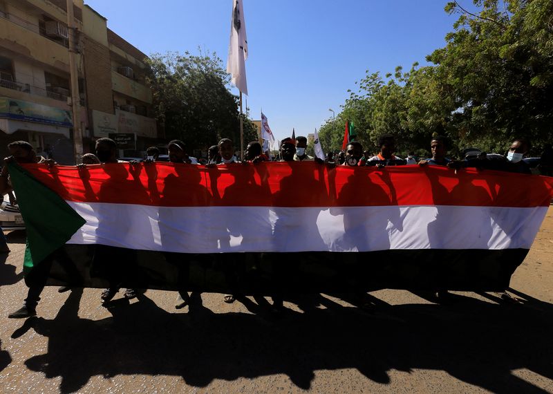 &copy; Reuters. متظاهرون خلال مسيرة ضد الحكم العسكري في العاصمة السودانية الخرطوم يوم 30 ديسمبر كانون الأول 2021. تصوير:محمد نور الدين عبد الله-رويترز.