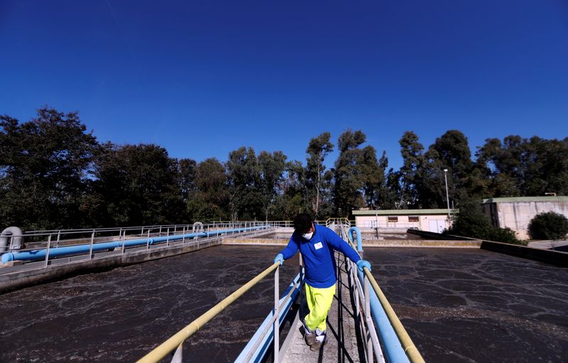 &copy; Reuters. Un operaio presso un centro per il trattamento delle acque reflue ad Anzio, vicino Roma. REUTERS/Yara Nardi