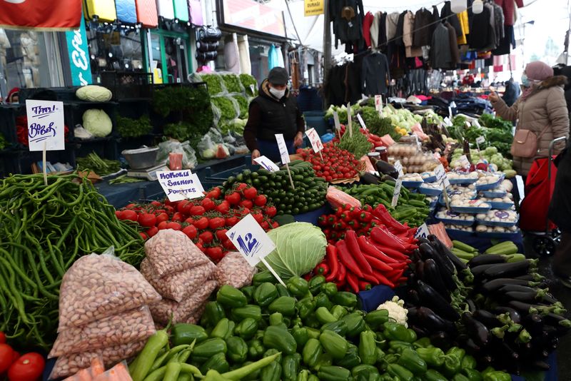 &copy; Reuters. FILE PHOTO: People shop at a local market in Fatih district in Istanbul, Turkey January 13, 2021. Picture taken January 13, 2021. REUTERS/Murad Sezer