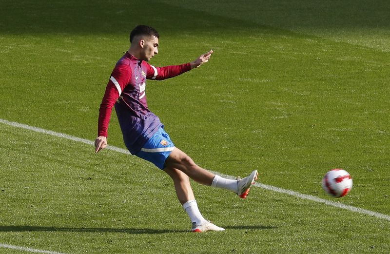© Reuters. فيران توريس لاعب برشلونة خلال تدريب في كامب نو يوم الاثنين. تصوير:رويترز.