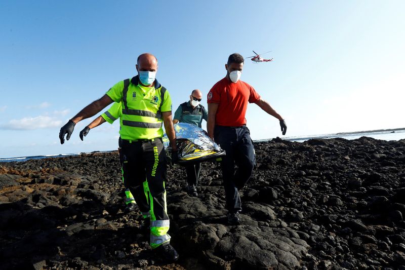 © Reuters. FOTO DE ARCHIVO. Rescatistas llevan el cuerpo de una persona muerta después de que una embarcación con 35 migrantes del Magreb volcara en la playa de Orzola, en la isla canaria de Lanzarote, España. 25 de noviembre de 2020. REUTERS/Borja Suárez