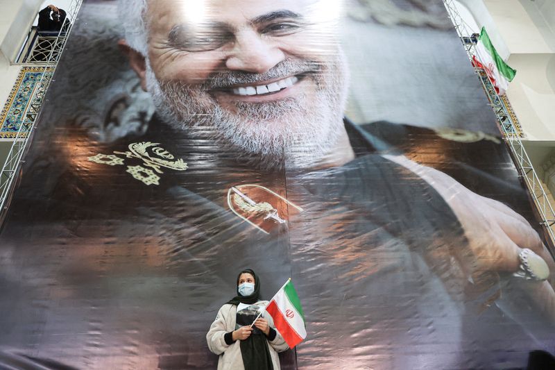 © Reuters. امرأة تقف أمام صورة لقاسم سليماني في طهران يوم الاثنين خلال احياء الذكرى السنوية الثانية لمقتل قائد فيلق القدس. صورة لرويترز من وكالة أنباء غرب آسيا.