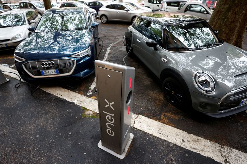 &copy; Reuters. FILE PHOTO: Electric cars are seen plugged in at a charging point for electric vehicles in Rome, Italy, April 28, 2021. REUTERS/Guglielmo Mangiapane