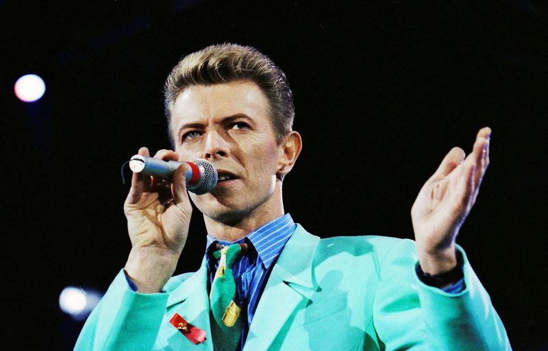 &copy; Reuters. David Bowie durante show no Estádio de Wembley, em Londres
20/04/1992 REUTERS/Dylan Martinez