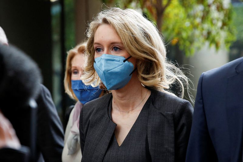 &copy; Reuters. Theranos founder Elizabeth Holmes (center) arrives to attend her fraud trial at federal court in San Jose, California, U.S. January 3, 2022.  REUTERS/Brittany Hosea-Small