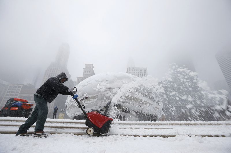 &copy; Reuters. １月３日、大雪と強風を伴う冬の嵐が米南東部と大西洋岸の一部地域を襲い、連邦政府機関や学校が閉鎖されるなどの影響が出ている。写真は２０１３年３月、シカゴで撮影（２０２２年　