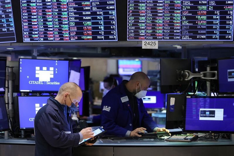 &copy; Reuters. Operador trabalha no salão da Bolsa de Valores de Nova York em Manhattan, EUA
28/12/2021
REUTERS/Andrew Kelly