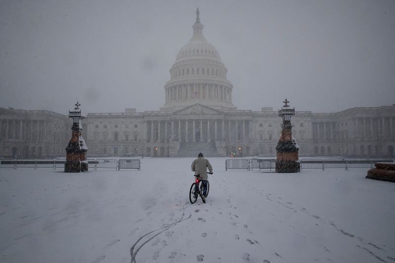 &copy; Reuters. 　１月３日、米連邦議会で新型コロナウイルス感染がかつてないほどの急拡大を見せている。議員やスタッフを対象とした検査施設で、１１月下旬に１％程度だった陽性率の７日間平均がこ