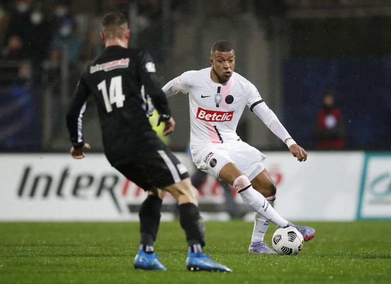 Mbappé marca três gols e PSG avança às oitavas de final da Copa da França