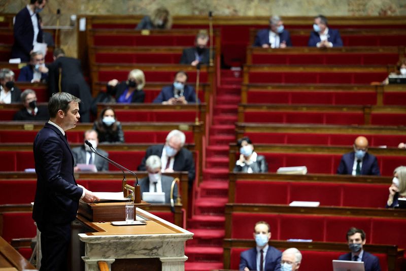 &copy; Reuters. L'examen à l'Assemblée nationale du projet de loi renforçant les outils de gestion de la crise sanitaire du coronavirus en France a été suspendu dans la nuit de lundi à mardi. /Photo prise le 3 janivier 2022/REUTERS/Sarah Meyssonnier