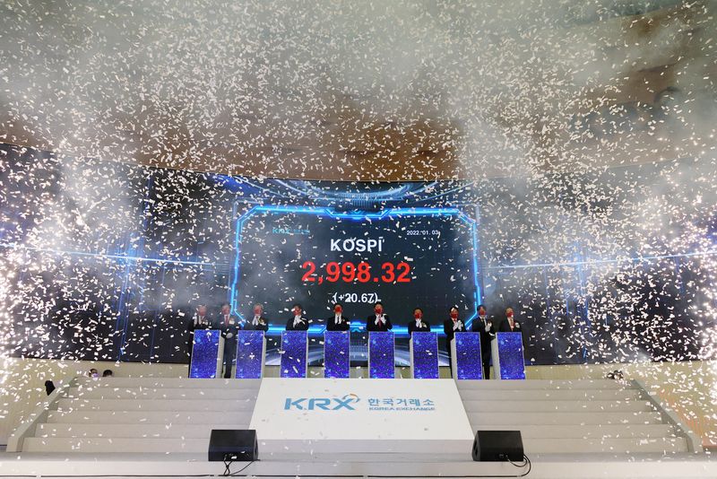 &copy; Reuters. Yoon Suk-yeol, the presidential election candidate of South Korea's main opposition People Power Party (PPP), Lee Jae-myung, the presidential election candidate of the ruling Democratic Party, attend a ceremony for the first trading day of stock market at