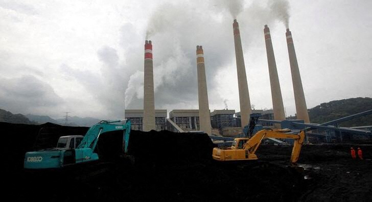 &copy; Reuters. 　インドネシアは石炭供給は依然として深刻な状況にあるとの認識を示した。政府は５日に石炭輸出の禁止措置を再検討する。写真は２０１０年１月、インドネシアのスララヤにある発電所