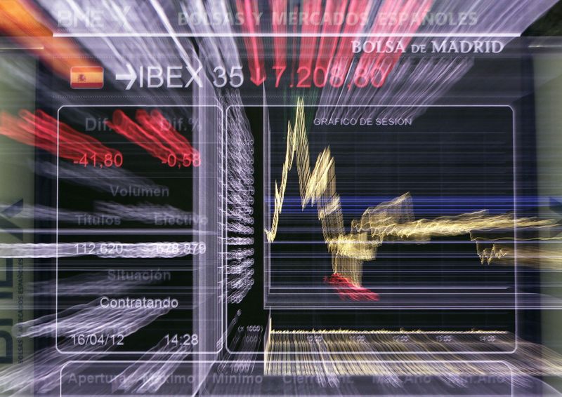 &copy; Reuters. FOTO DE ARCHIVO: Un tablero electrónico con datos de cotización del índice de referencia español Ibex-35 en el interior de la Bolsa de Madrid, España, 6 de abril de 2012. REUTERS/Paul Hanna