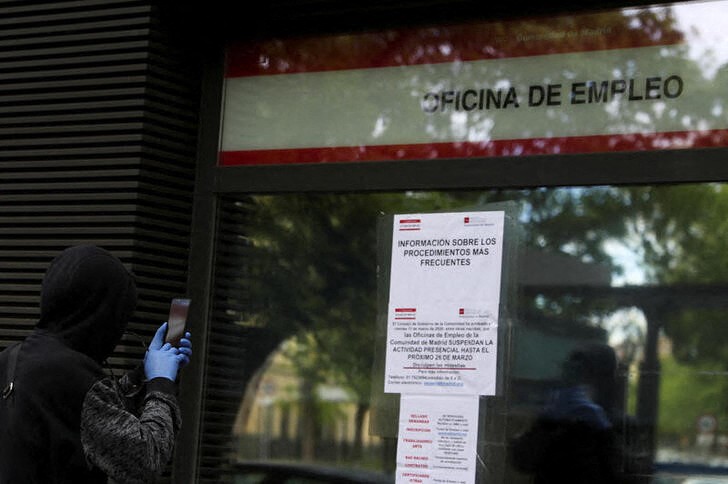 &copy; Reuters. 　スペイン労働省が４日発表した１２月の登録失業者数は前月比２．４１％（７万６７８２人）減の３１０万人だった。写真はマドリードにある政府の雇用関連施設で２０２０年４月撮影（