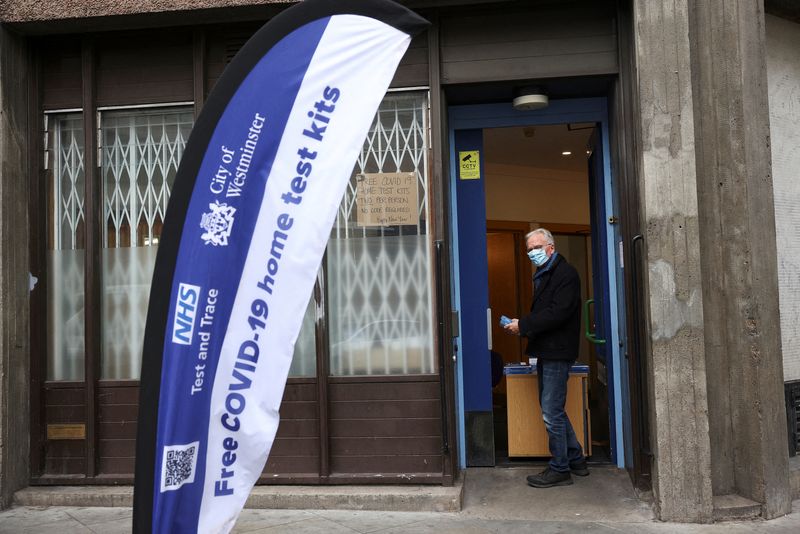 &copy; Reuters. Les personnes hospitalisées en raison du COVID-19 au Royaume-Uni présentent généralement moins de symptômes graves qu'auparavant, a déclaré mardi la ministre des Vaccins et de la santé publique Maggie Throup. /Photo prise le 3 janvier 2022/REUTERS