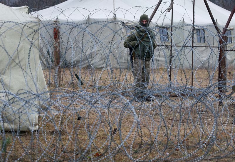 &copy; Reuters. Un miembro del Servicio Estatal de Guardia de Fronteras de Ucrania cerca de la frontera con Bielorrusia y Polonia, en la región de Volyn, Ucrania,16 de noviembre de 2021. REUTERS/Gleb Garanich