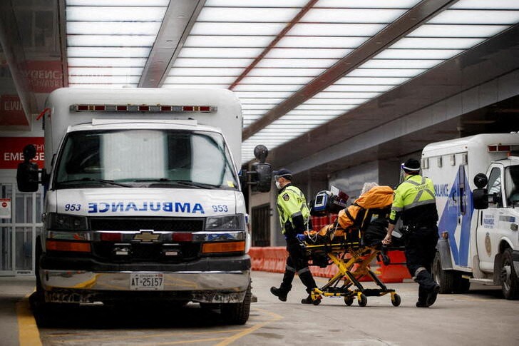 &copy; Reuters. Trabajadores de la salud llevan a un paciente al Mount Sinai Hospital de Toronto, Ontario, Canadá. 3 enero 2022. REUTERS/Cole Burston. NO ARCHIVOS NI REVENTAS.
