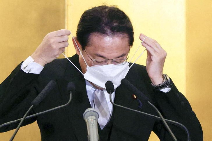&copy; Reuters. El primer ministro japonés, Fumio Kishida, se coloca una mascarilla en su conferencia de prensa de Año Nuevo en Ise, Japón. 4 enero 2022. Kyodo/vía Reuters. ATENCIÓN EDITORES - ESTA IMAGEN FUE ENTREGADA POR UNA TERCERA PARTE.
