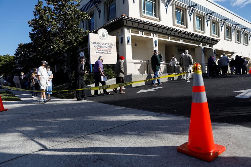 &copy; Reuters. Seniors, who are 65 and over, wait in line at the Department of Health Sarasota COVID-19 Vaccination Clinic in Sarasota, Florida, U.S. January 4, 2021. REUTERS/Octavio Jones