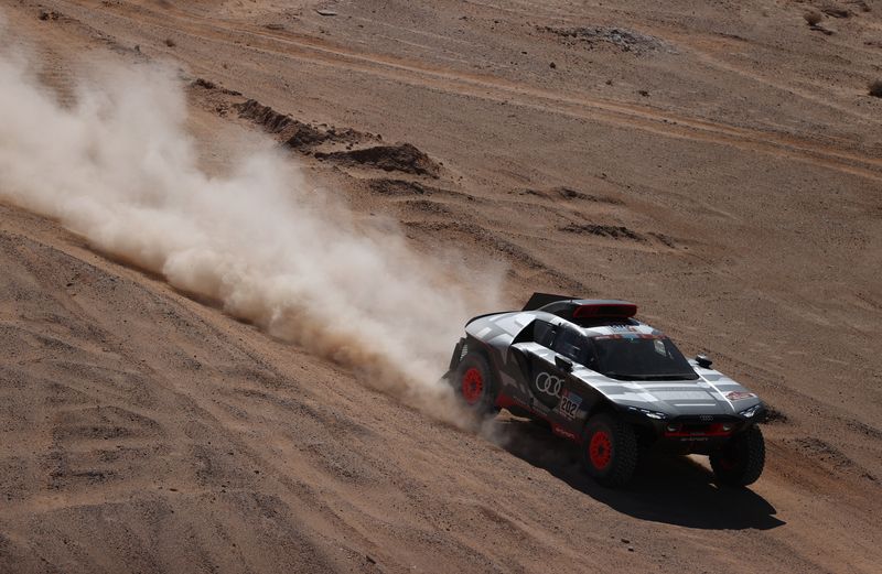 &copy; Reuters. Carlos Sainz del equipo Audi Sport y su copiloto Lucas Cruz en el Rally Dakar, Arabia Saudita, 2 de enero de 2022 REUTERS/Hamad I Mohammed