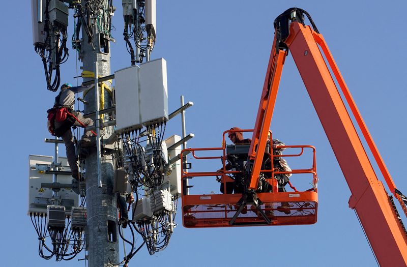 © Reuters. FILE PHOTO: A contract crew from Verizon installs 5G telecommunications equipment on a tower in Orem, Utah, U.S. December 3, 2019. REUTERS/George Frey/File Photo