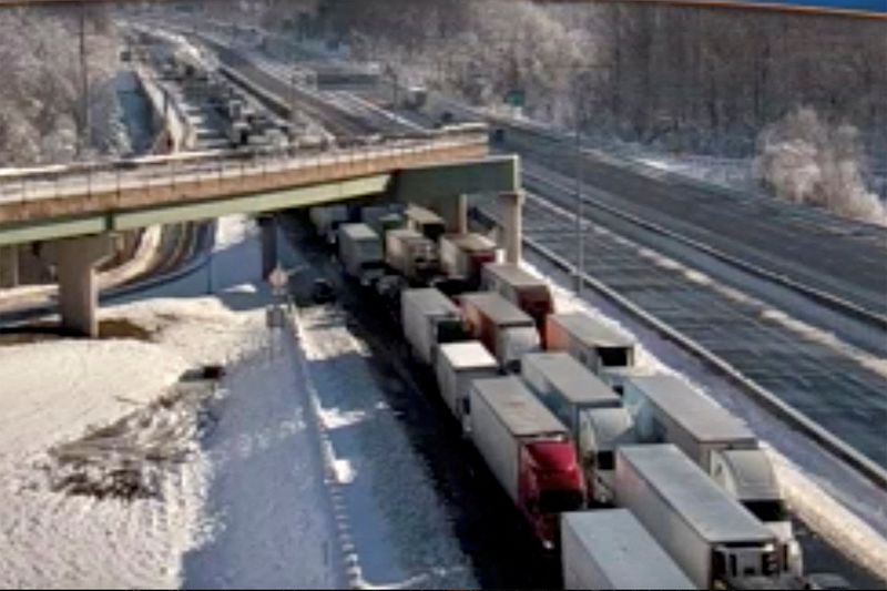 &copy; Reuters. شاحنات وسيارات حوصرت بسبب عاصفة جليدية على طريقي رئيسي يربط بين الولايات الأمريكية في كولشستر بولاية فرجينيا في صورة من تصوير فيديو يوم الث