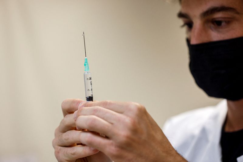 &copy; Reuters. A medical worker prepares a dose of coronavirus disease (COVID-19) vaccine after Israel approved a second booster shot for the immunocompromised, people over 60 years and medical staff, in Tel Aviv, Israel January 3, 2022. REUTERS/Amir Cohen
