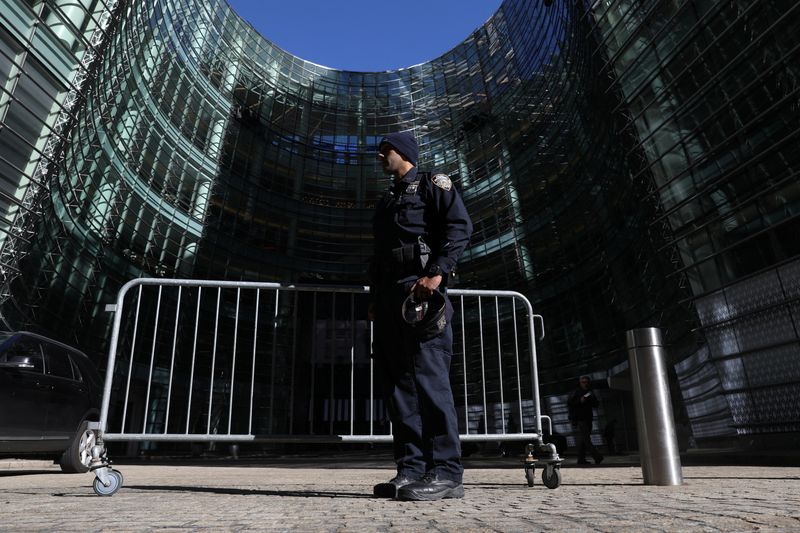 &copy; Reuters. FILE PHOTO: A New York Police Officer stands outside of Bloomberg headquarters in New York, New York, U.S., October, 25, 2018. REUTERS/Mike Segar