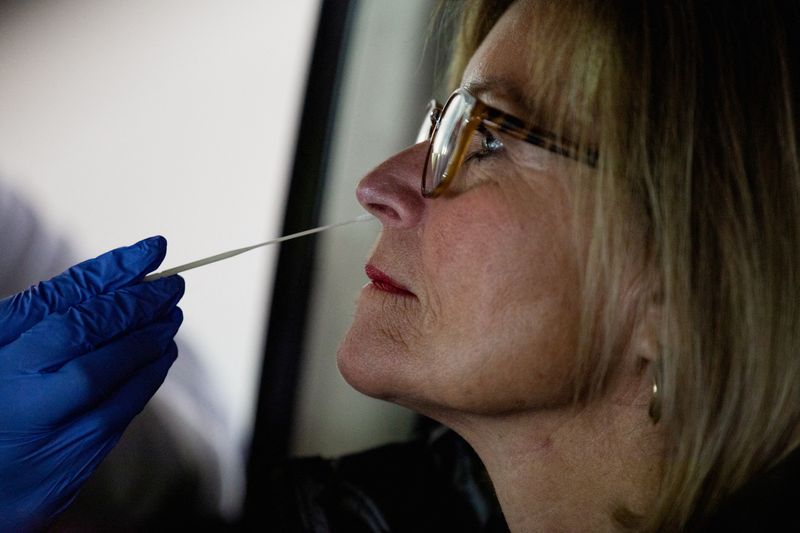© Reuters. FILE PHOTO: A patient receives a coronavirus disease (COVID-19) test at Sparrow Laboratories Drive-Thru Services in Lansing, Michigan, U.S., December 27, 2021. REUTERS/Emily Elconin