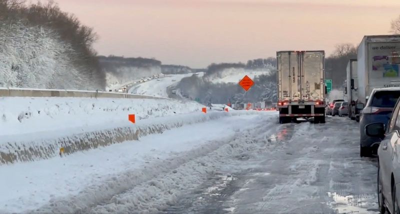 © Reuters. Vehicles are stuck in gridlock in the morning on the Interstate Highway I-95 near Stafford, Virginia, U.S., January 4, 2022 in this still image obtained from a social media video. Susan Phalen/via REUTERS 