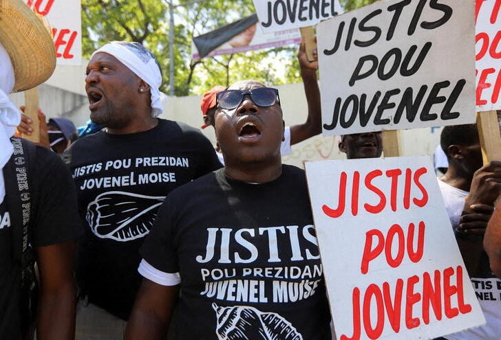 &copy; Reuters. Imagen de archivo de una manifestación pidiendo justicia por el asesinato del presidente Jovenel Moise frente a un tribunal de Puerto Príncipe, Haití. 6 octubre 2021. REUTERS/Ralph Tedy Erol