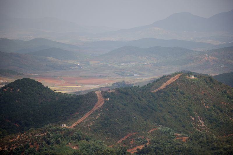 &copy; Reuters. Vista geral  geral de postos de guarda norte-coreanos, em foto tirada do topo do Observatório Aegibong Peak , ao sul da Zona Desmilitarizada, separando as duas Coreias em Gimpo
05/10/2021
REUTERS/Kim Hong-Ji