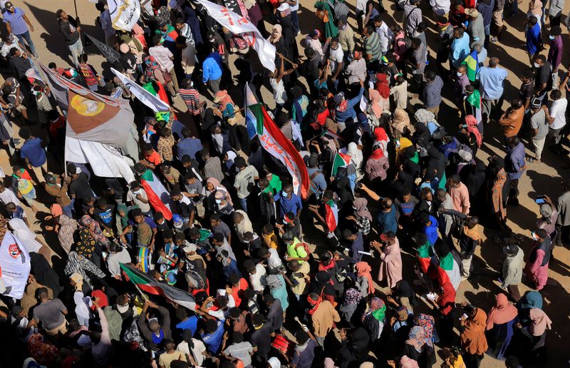 &copy; Reuters. محتجون في مظاهرة ضد الحكم العسكري في العاصمة السودانية الخرطوم يوم 30 ديسمبر كانون الأول 2021. تصوير: محمد نور الدين - رويترز.