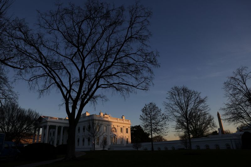 &copy; Reuters. FILE PHOTO: The sun sets on the White House and the Washington Monument in Washington, U.S., December 14, 2021. REUTERS/Evelyn Hockstein