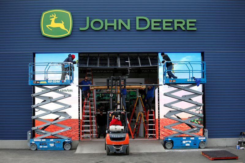 &copy; Reuters. Workers set up a temporary building for John Deere in the parking lot of the Las Vegas Convention Center in preparation for CES 2022 in Las Vegas, January 3, 2022. REUTERS/Steve Marcus