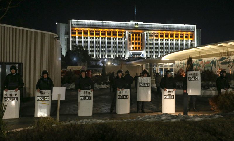© Reuters. Kazakh law enforcement officers stand guard outside the city administration headquarters during a protest against LPG cost rise following authorities' decision to lift price caps on liquefied petroleum gas in Almaty, Kazakhstan January 4, 2022. REUTERS/Pavel Mikheyev