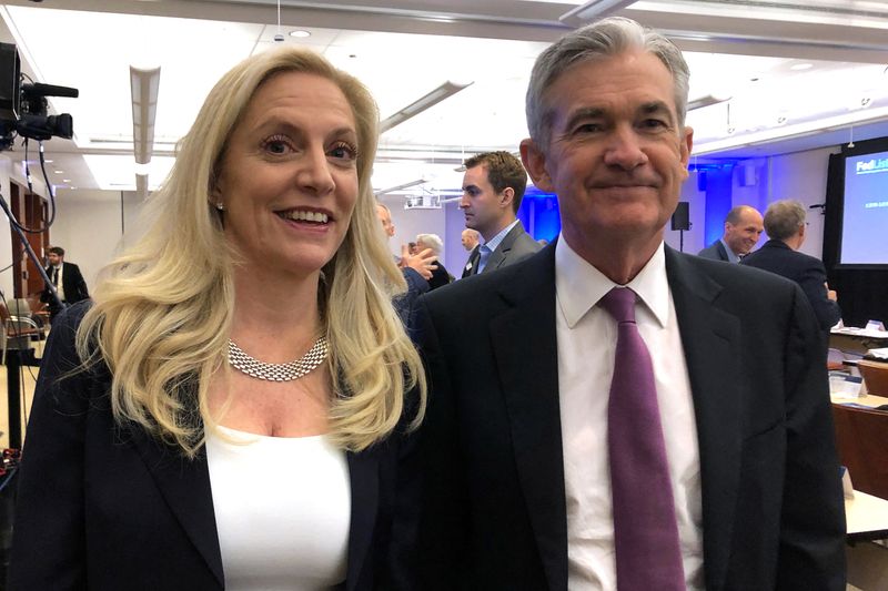 &copy; Reuters. Federal Reserve Chairman Jerome Powell poses for photos with Fed Governor Lael Brainard (L) at the Federal Reserve Bank of Chicago, in Chicago, Illinois, U.S., June 4, 2019.    REUTERS/Ann Saphir