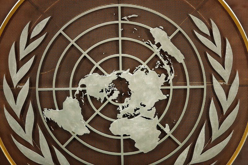 &copy; Reuters. شعار الأمم المتحدة في قاعة الجمعية العامة في نيويورك يوم 21 سبتمبر أيلول 2021. صورة لرويترز من ممثل لوكالات الأنباء.