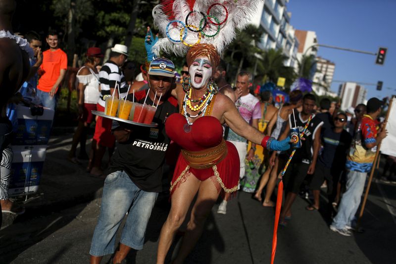 &copy; Reuters. Foliões em bloco de rua no pré-carnaval no Rio de Janeiro
23/01/2016
REUTERS/Pilar Olivares
