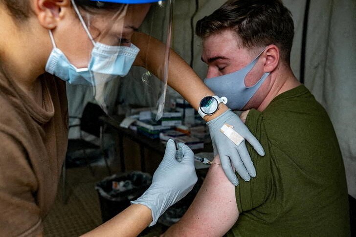 &copy; Reuters. U.S. Marines and sailors with III Marine Expeditionary Force receive COVID-19 vaccines on Camp Foster, Okinawa, Japan, December 29, 2020. Picture taken December 29, 2020.  U.S. Marine Corps/Lance Cpl. Natalie Greenwood/Handout via REUTERS  THIS IMAGE HAS 