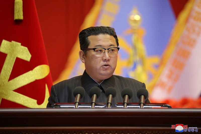 &copy; Reuters. Imagen de archivo del líder de Corea del Norte, Kim Jong Un, hablando durante la Octava Conferencia de Pedagogos Militares del Ejército Popular de Corea en la Casa de la Cultura 25 de Abril en Pyongyang, Corea del Norte. Imagen sin fecha distribuida el 