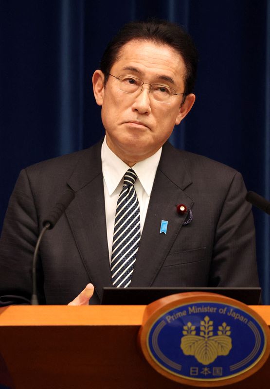 © Reuters. رئيس وزراء اليابان فوميو كيشيدا يتحدث لوسائل إعلام في المقر الرسمي لإقامته في طوكيو يوم 21 ديسمبر كانون الأول 2021. صورة لرويترز من ممثل لوكالات الأنباء.