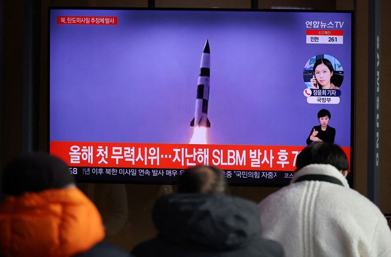 © Reuters. People watch a TV broadcasting file footage of a news report on North Korea firing a ballistic missile off its east coast, in Seoul, South Korea, January 5, 2022.   REUTERS/Kim Hong-Ji