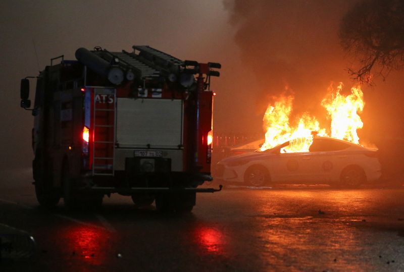 &copy; Reuters. Des manifestants ont pris d'assaut des bâtiments publics dans plusieurs grandes villes du Kazakhstan mercredi, la démission du gouvernement n'ayant pas suffi à apaiser le mouvement de protestation contre la hausse des prix du carburant dans ce pays d'A