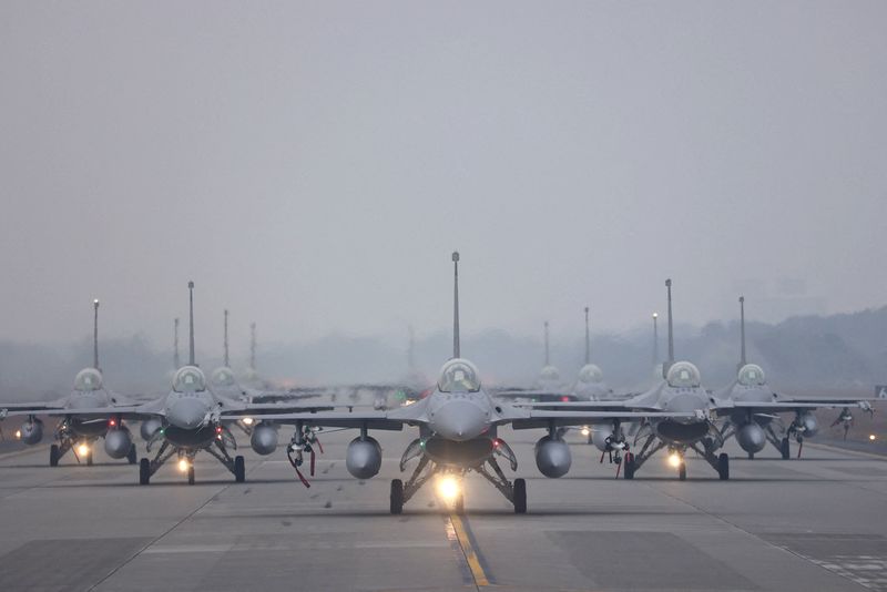 &copy; Reuters. 12 F-16V fighter jets perform an elephant walk during an annual New Year's drill in Chiayi, Taiwan, January 5, 2022. REUTERS/Ann Wang