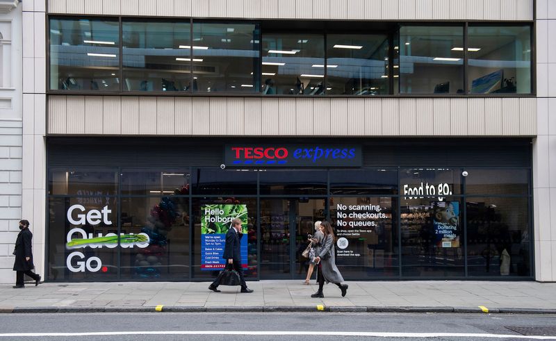 &copy; Reuters. Tesco opens its first checkout-free store, giving customers the opportunity to shop and pay without scanning a product or using a checkout in London, Britain, October 18, 2021. Picture taken October 18, 2021. Ben Stevens/Parsons Media/Handout via REUTERS 