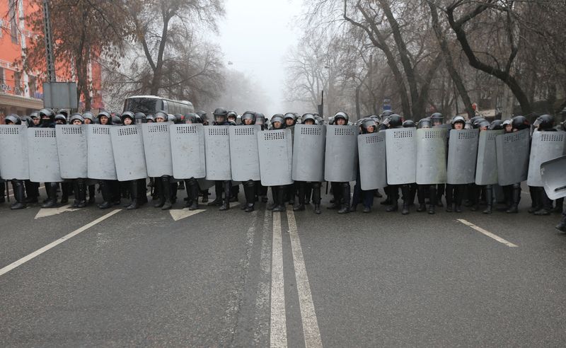 © Reuters. Kazakh law enforcement officers block a street during a protest triggered by fuel price increase in Almaty, Kazakhstan January 5, 2022. REUTERS/Pavel Mikheyev